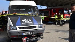 Motosikletin sürücüsü minibüs altında kaldı