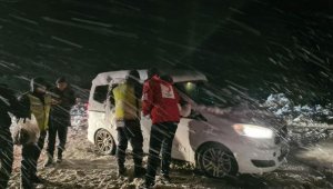 Muğla'da yolda mahsur kalanlara kumanya dağıtıldı