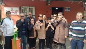 Muhtar, mahallesinde yaşayan vatandaşlara 'deprem düdüğü' dağıttı