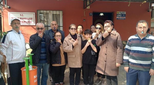 Muhtar, mahallesinde yaşayan vatandaşlara 'deprem düdüğü' dağıttı