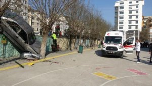 Otomobil, çiti aştı okul duvarında asılı kaldı