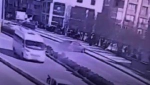 Otomobilin okul bahçesi çitlerini aşıp, duvarda asılı kaldığı kaza kamerada