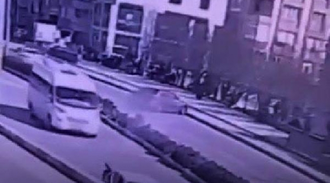 Otomobilin okul bahçesi çitlerini aşıp, duvarda asılı kaldığı kaza kamerada