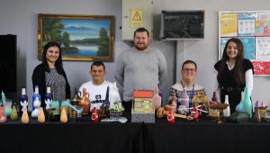 Özel kursiyerler atık malzemeleri aksesuara dönüştürüyor  