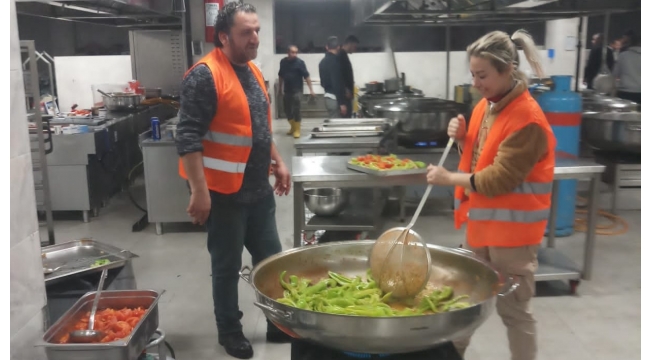 Şefler her gün 25 bin kişilik yemek yapıyor
