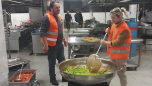 Şefler her gün 25 bin kişilik yemek yapıyor