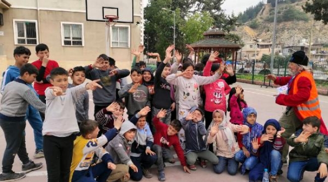 Tiyatrocular çocukları sanatla tedavi ediyor