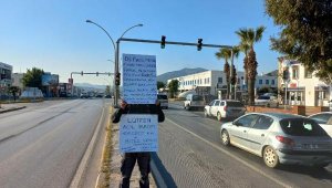 Yardım kampanyasına dikkat çekmek için pankartla karayoluna çıktı