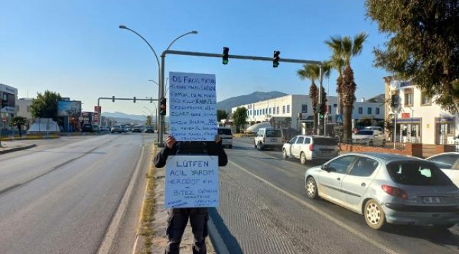 Yardım kampanyasına dikkat çekmek için pankartla karayoluna çıktı