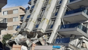 Yatık bina balkonunda kurtulmayı bekliyorlar