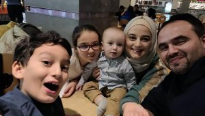 3 çocuğu ve eşi için gıyabi cenaze namazı kıldı