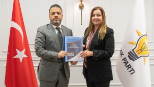 AK Parti İzmir'de Avukat Gezici, milletvekili aday adayı oldu