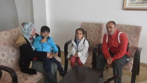 Anten kablosu ile ailesini enkazdan kurtardı