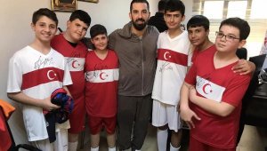 Arda Turan depremzedeler için Marmaris'te sahalara döndü