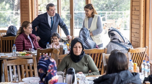 Başkan Batur, deprem bölgesinden gelen kadınlarla bir araya geldi