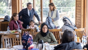 Başkan Batur, deprem bölgesinden gelen kadınlarla bir araya geldi