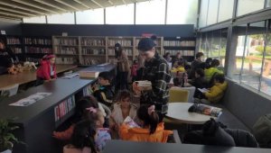 Bayraklı'daki Kitap Kafe'de okuma alışkanlığı aşılanıyor