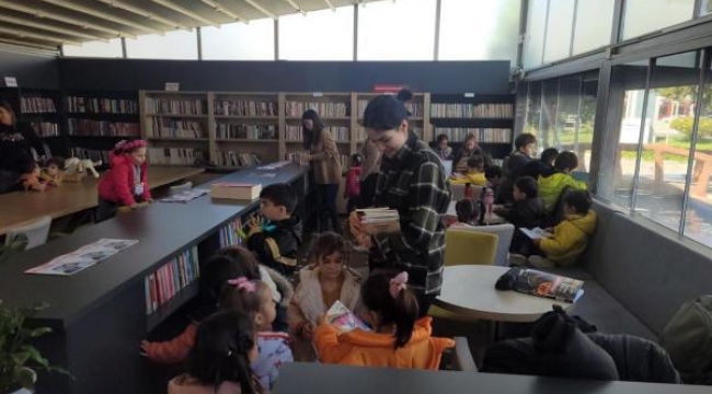 Bayraklı'daki Kitap Kafe'de okuma alışkanlığı aşılanıyor