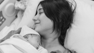 Bebeğiyle poz verdi