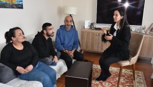 Bedensel engelli Mehmet, işitme engelli anne ve babasına ses oluyor