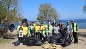 Belediye-gönüllüler el ele verdi, sahil pırıl pırıl oldu