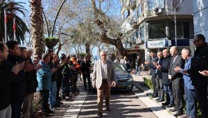 Bıçaklı saldırıda yaralanan Erdek Belediye Başkanı, görevine başladı