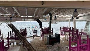 Bodrum'da fırtına yıktı, devirdi, uçurdu