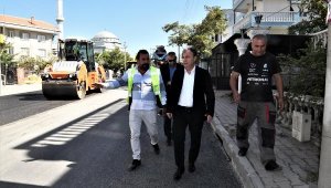 Bornova Belediyesi kendi ürettiği asfaltla sokakları yeniliyor