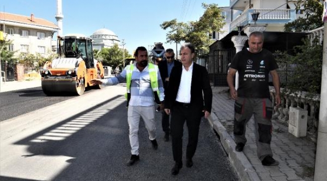 Bornova Belediyesi kendi ürettiği asfaltla sokakları yeniliyor