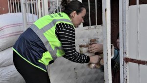 Bornova'da belediyeden evlere iftar yemeği dağıtımı başladı