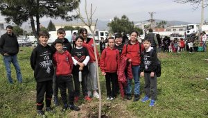 Bornova'da fidan dikim etkinliğiyle miniklere doğa sevgisi aşılandı