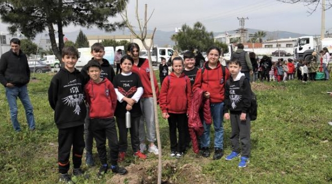 Bornova'da fidan dikim etkinliğiyle miniklere doğa sevgisi aşılandı