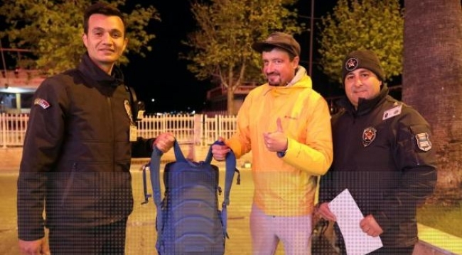 Buldukları para dolu çantayı sahibine ulaştırdılar