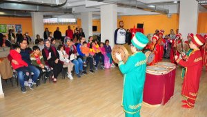 Çocuk mehter takımından depremzede yaşıtlarına moral konseri