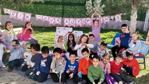 Çocuklar açık hava kütüphanesinde kitaplarla buluştu