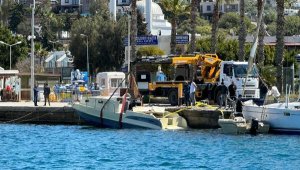 Demirliyken fırtınada batan motoryat, vinçle çıkarıldı