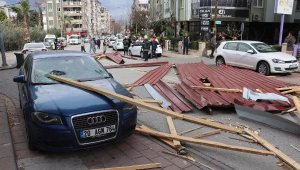 Denizli'de çatı uçtu, 6 otomobil hasar gördü