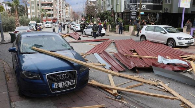 Denizli'de çatı uçtu, 6 otomobil hasar gördü