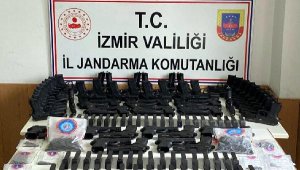 Depoya baskında 64 ruhsatsız tabanca ele geçirildi; 2 gözaltı