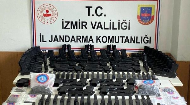 Depoya baskında 64 ruhsatsız tabanca ele geçirildi; 2 gözaltı