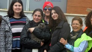 Deprem sonrası kaybettikleri kedileri 'Tarçın'a 29'uncu günde kavuştular