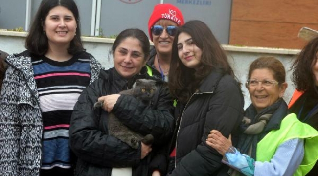Deprem sonrası kaybettikleri kedileri 'Tarçın'a 29'uncu günde kavuştular