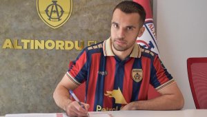 Enkazdan kurtuldu, Altınordu'ya imzaladı