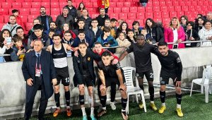 Depremzede çocuklar Gürsel Aksel'e geldi