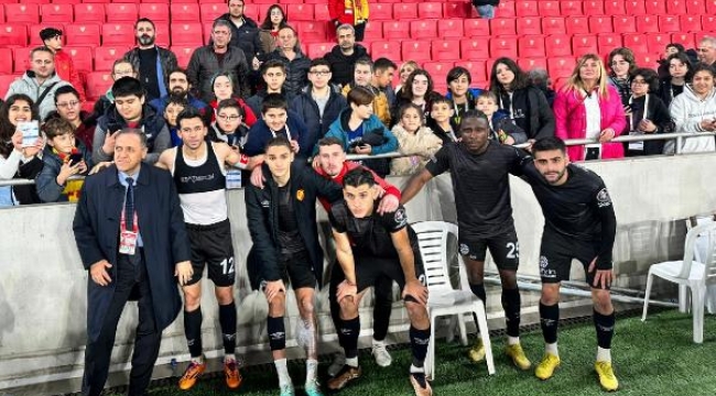 Depremzede çocuklar Gürsel Aksel'e geldi