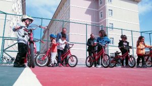 Depremzede çocuklara gönüllü olarak bisiklet eğitimi veriliyor
