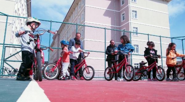 Depremzede çocuklara gönüllü olarak bisiklet eğitimi veriliyor
