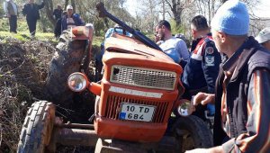Devrilen traktörün altında kalarak hayatını kaybetti