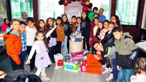 Doğum günü hediyelerini depremzede çocuklara bağışladı