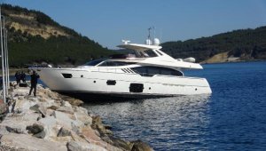 Eceabat'ta kontrolden çıkan yat, mendireğe çarptı